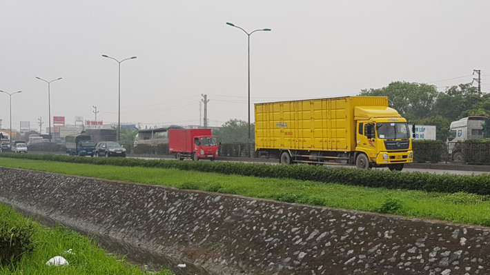 Ghi nhận của PV, sau 15 ngày vắng ngắt do Hải Dương thực hiện cách ly xã hội, quốc lộ 5, được mệnh danh là “quốc lộ tử thần” nhộn nhịp trở lại, lượng người và xe đi lại dày đặc.