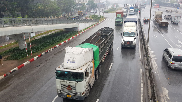 Các phương tiện lưu thông qua khu vực nhà hàng 559 Hải Dương.