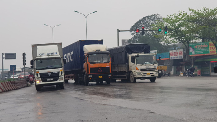 Các phương tiện lưu thông dày đặc.