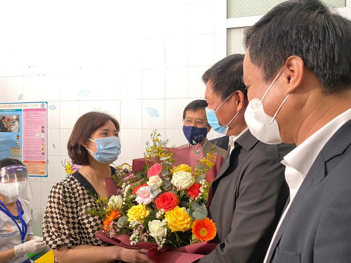 Sau khi tiêm do là người đầu tiên, chị Nhung được tặng hoa nhân ngày Quốc tế phụ nữ 8/3.