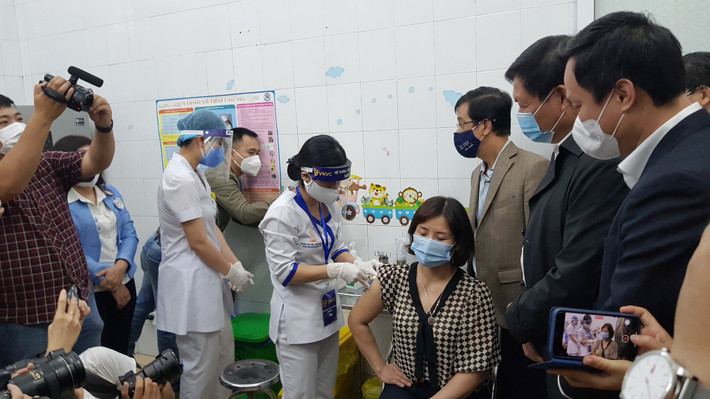 Chị Nhung cho biết, là nhân viên y tế nên tôi hiểu khi tiêm bất kỳ vắc-xin nào vào cơ thể cũng có thể có những phản ứng xảy ra, nhưng tôi cũng biết vắc-xin COVID-19 có vai trò quan trọng trong phòng chống COVID-19, nên là người đầu tiên được tiêm vắc-xin này, chị rất mong nhiều người dân Hải Dương sẽ được tiêm vắc-xin COVID-19 để nhanh chóng tăng bao phủ phòng chống dịch trên địa bàn tỉnh.