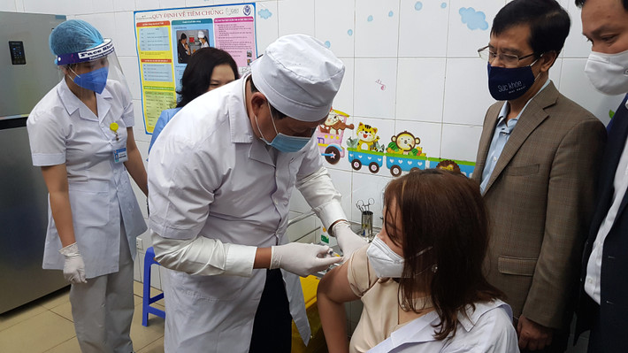 Nữ cán bộ y tế phường Tân Hưng Đỗ Thị Nhài là người được Thứ trưởng Tuyên tiêm.