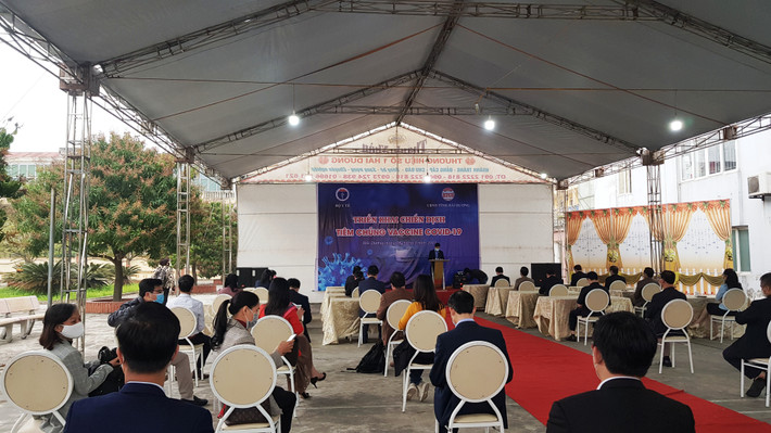 Ngay tại buổi lễ triển khai chiến dịch, 50 cá nhân sẽ tiêm vắc-xin COVID-19 sáng ngày 8/3 tại Bệnh viện Bệnh nhiệt đới Hải Dương đã lần lượt tiến hành thực hiện các quy trình thăm khám sức khỏe trước khi vào tiêm vắc-xin.