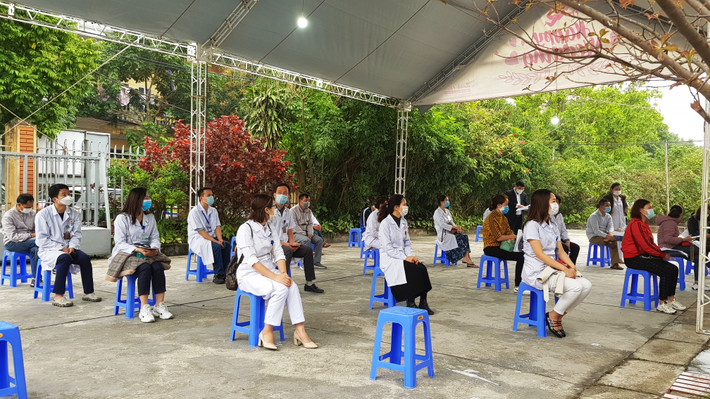 Ngồi đợi giãn cách để phòng dịch.
