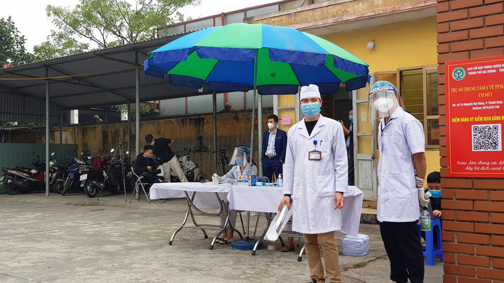 Đối tượng đến tiêm phải trải qua quy trình nghiêm ngặt trước khi tiêm để đảm bảo phòng, chống dịch bệnh.