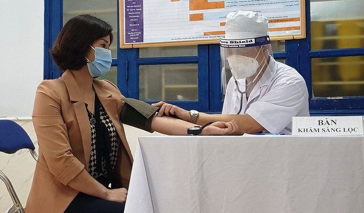 Người đầu tiên tiêm mũi vắc-xin COVID-19 là chị Phạm Thị Tuyết Nhung, 40 tuổi, nhân viên y tế TTYT TP Hải Dương, thuộc tổ lấy mẫu COVID-19 tại cộng đồng là người đầu tiên được tiêm vắc-xin COVID-19.