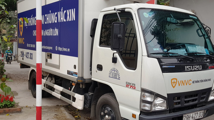 Xe chuyên dụng y tế vận chuyển vắc-xin COVID-19.