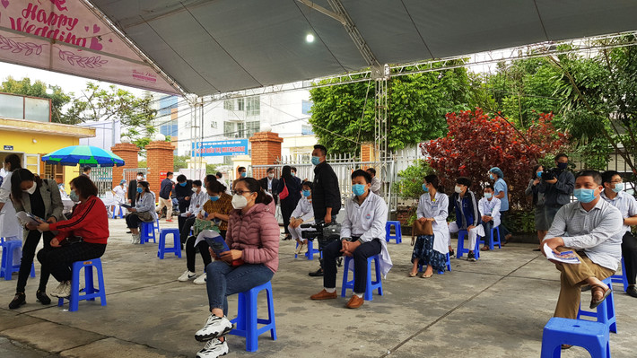 Trong số 50 người này, ngoài đa số là cán bộ y tế, sinh viên tham gia chống dịch còn có cả lao động tự do, công nhân, Bí thư Đoàn Thanh niên... là những thành viên của tổ COVID-19 cộng đồng.