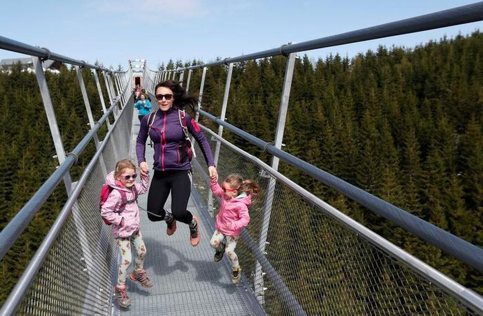 Cầu treo Sky Bridge 721 cách thủ đô Praha của Séc khoảng 2 tiếng rưỡi lái xe (200km). Cây cầu này dài hơn 154 m so với cây cầu treo giữ kỷ lục Guinness trước đó ở tỉnh Gandaki, Nepal.