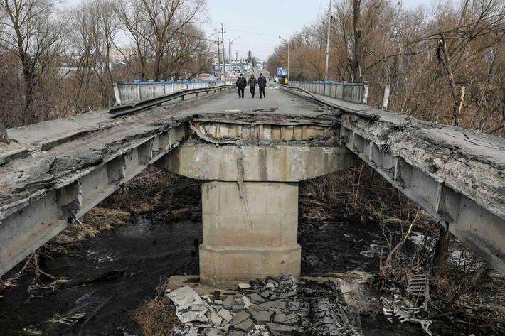 Chiến dịch quân sự đặc biệt của Nga ở Ukraine đã bước sang tháng thứ 3, khiến hàng nghìn dân thường thiệt mạng, hàng triệu người bị mất nhà cửa và phải rời bỏ đất nước đi lánh nạn, trong khi nhiều thành phố chỉ còn là đống đổ nát. Ảnh: IT.