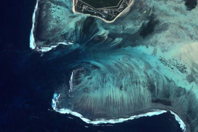 Phần lớn vùng nước quanh đảo Mauritius có độ sâu 150m, tuy nhiên, khu mũi phía nam lại có độ sâu lên tới 4.000m, tạo ra “thác nước” ấn tượng này.