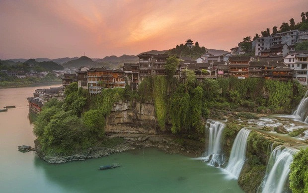 Nằm trên dãy núi Sùng Sơn hùng vĩ, trấn Phù Dung khoác trên mình nét đẹp thanh bình và quyến rũ với "dải lụa trắng xóa mềm mại" là những thác nước trong xanh một màu.