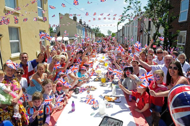 Ngày cuối cùng (5/6/2022) sẽ là ngày lễ lớn của nước Anh, với sự kiện Big Jubilee Lunch (Bữa trưa Năm Thánh lớn) được tổ chức trên toàn quốc. Cung điện cho biết hơn 1.400 người đã đăng ký tổ chức sự kiện này trong khu dân cư của họ và hơn 200.000 sự kiện đơn lẻ khác diễn ra khắp đất nước.