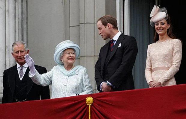 Nữ hoàng Elizabeth II lên ngôi vào tuổi 26, ngay sau khi vua cha George VI băng hà vào ngày 6/2/1952. Suốt 7 thập kỷ trôi qua, Nữ hoàng đã trở thành một biểu tượng của nước Anh và được người dân hết mực kính yêu.