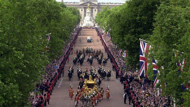 Trong ngày đầu tiên của chuỗi sự kiện là Lễ Diễu hành của Quân đội Hoàng gia (Trooping the Colour). Buổi diễu hành sẽ có sự tham gia của 1.400 binh sĩ, 200 con ngựa và 400 nhạc công, xuất phát từ điện Buckingham, đi dọc đại lộ The Mall đến tổng hành dinh Horse Guards của Hội Kỵ binh Hoàng gia Anh.