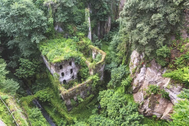 6. Valle dei Mulini: Đây là thung lũng của những nhà máy bỏ hoang ở Italy. Độ ẩm cao đã khiến nơi này nhanh chóng bị phủ rêu và mang một màu sắc lạnh lẽo.