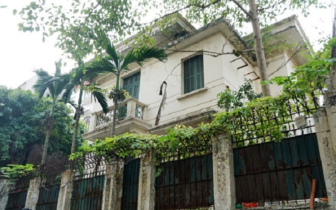 Biệt thự 12 Nguyễn Chế Nghĩa (quận Hoàn Kiếm) có diện tích 410m2, TP Hà Nội xếp vào danh sách không thuộc diện để bán. Đầu năm 2002, ông Hoàng Văn Nghiên khi đó là Chủ tịch TP Hà Nội đã chuyển đến khu biệt thự này thuê ở. Ảnh: Dân Việt.