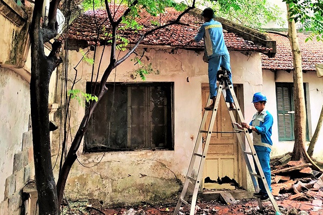 Mới đây, Công ty Môi trường đô thị Hà Nội đã phối hợp với Công ty TNHH Quản lý và phát triển nhà Hà Nội quét dọn, tổng vệ sinh môi trường khuôn viên biệt thự 12 Nguyễn Chế Nghĩa. Ảnh: Công nhân dọn rác bên trong biệt thự 12 Nguyễn Chế Nghĩa (nguồn: Vietnamnet).