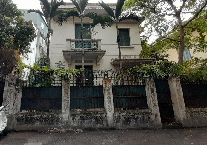 Cuối năm 2019, Sở Xây dựng Hà Nội có văn bản đề nghị Công ty Quản lý và Phát triển nhà Hà Nội có biện pháp quản lý chặt chẽ, tránh thất thoát tài sản đối với quỹ nhà thuộc sở hữu Nhà nước cho các tổ chức, cá nhân thuê để sử dụng vào mục đích kinh doanh dịch vụ và các mục đích khác, không phải để ở. Tuy nhiên, hiện nay Bộ Tài chính có văn bản yêu cầu các địa phương góp ý vào dự thảo nghị định của Chính phủ quy định về quản lý, sử dụng nhà chuyên dùng. Do vậy, cơ quan chức năng của Hà Nội tạm thời chưa đưa ra phương án xử lý biệt thự 12 Nguyễn Chế Nghĩa để chờ quy định mới. Ảnh: VOV.