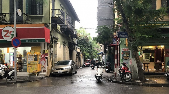 Căn biệt thự số 12 Nguyễn Chế Nghĩa (phường Hàng Bài, quận Hoàn Kiếm, TP Hà Nội), tọa lạc giữa con phố nhỏ nối từ phố Hàm Long sang phố Trần Hưng Đạo. Biệt thự 12 Nguyễn Chế Nghĩa thuộc diện nhà chuyên dùng, do Công ty Quản lý và phát triển nhà Hà Nội quản lý. Ảnh: VOV.