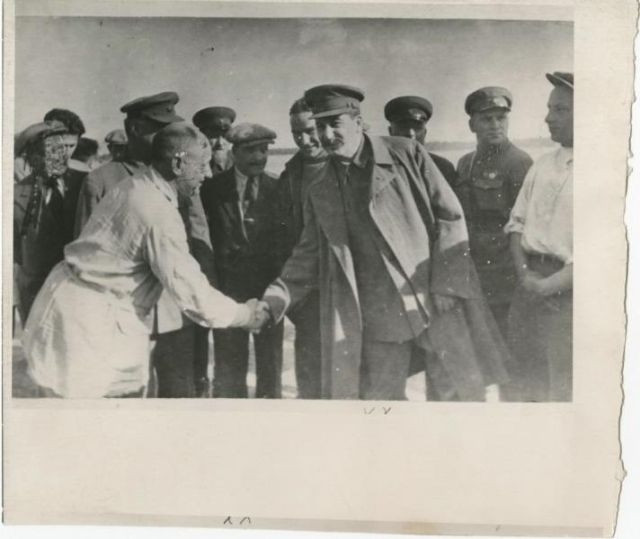 Ông Stalin bắt tay một ông lão trong một chuyến thăm. Mời quý độc giả xem video: Bảo tàng đồ cũ thời Liên Xô (nguồn: VTC14)