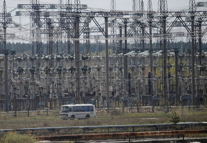 Xe bus chở khách tham quan rời nhà máy Chernobyl.
