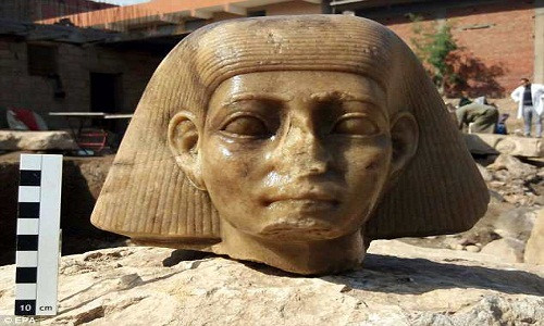 Hơn 4.000 mảnh vỡ của bức bức tượng khổng lồ tạc pharaoh Ai Cập Psamtik I được các chuyên gia tìm thấy tại khu khảo cổ Souq Al-Khamis ở Matariya, Cairo.