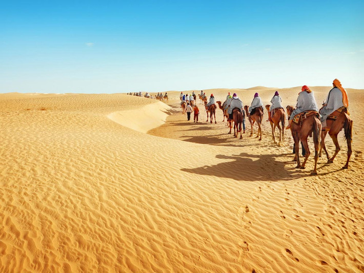 Theo ước tính, khoảng 2 triệu người sinh sống ở sa mạc Sahara.