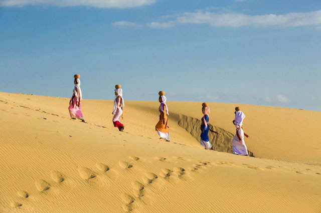 Những người phụ nữ đi trên đồi cát ở Phan Rang, Ninh Thuận.