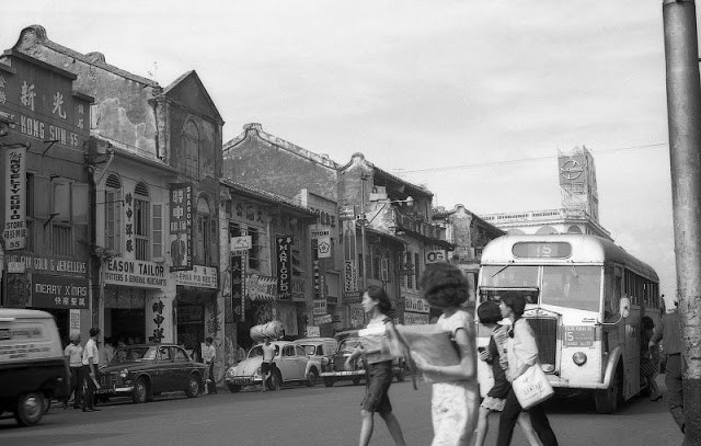 Những ngôi nhà cổ nằm san sát nhau.