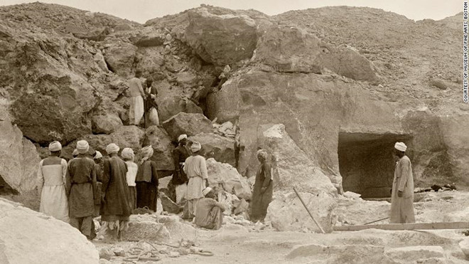 Năm 1915, các chuyên gia bất ngờ tìm thấy một đầu xác ướp được phát hiện ở hầm mộ bị cướp phá ở nghĩa địa Deir el-Bersha, Ai Cập. Trong suốt nhiều thế kỷ, các chuyên gia cố gắng giải mã danh tính của chiếc đầu trên.