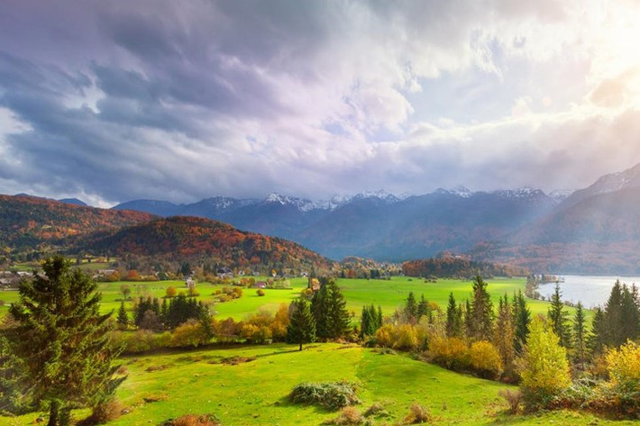 Công viên quốc gia Triglav, Slovenia nằm tại chân dãy núi Julian Alps, là một trong những công viên quốc gia lớn nhất và cổ nhất châu Âu. Đây cũng là công viên duy nhất của nước cộng hòa Slovenia. Công viên được đặt tên theo ngọn núi Triglav, cao 9300 ft và là ngọn núi cao nhất ở Slovenia.