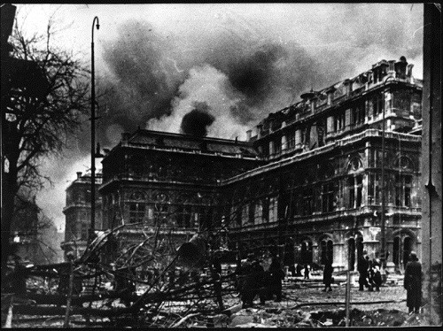Được xây dựng từ năm 1861, nhà hát opera thành phố Vienna là biểu tượng của nước Áo. Trong Chiến tranh thế giới 2, nước Áo cũng như nhiều quốc gia khác bị thiệt hại nặng nề về người và tài sản khi hứng chịu nhiều trận "mưa bom bão đạn" khủng khiếp.