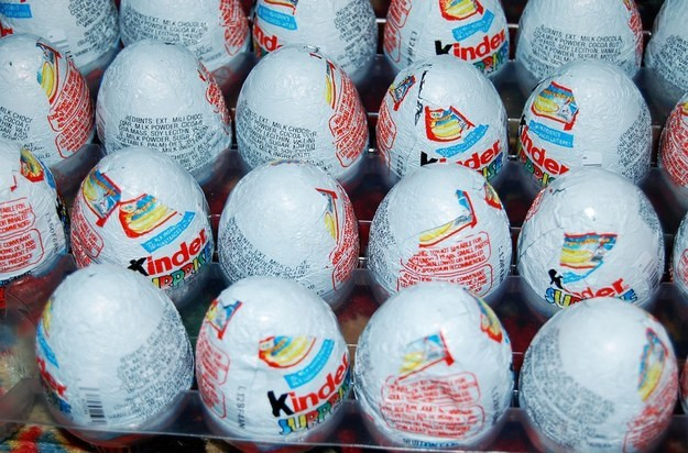 Mỹ cấm bán kẹo hình quả trứng Kinder Surprise vì cho rằng thứ đồ chơi bên trong quả trứng là sản phẩm không có dinh dưỡng (không ăn được) và có thể gây ngạt thở cho trẻ em.