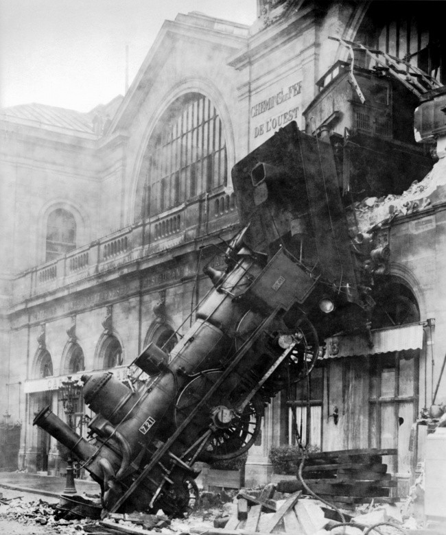 Ngày 22/10/1895, chuyến tàu Granville-Paris Express đã đâm thủng tòa nhà ở thành phố Paris. Đầu máy và 3 toa tàu chở hàng rơi xuống mặt đường.