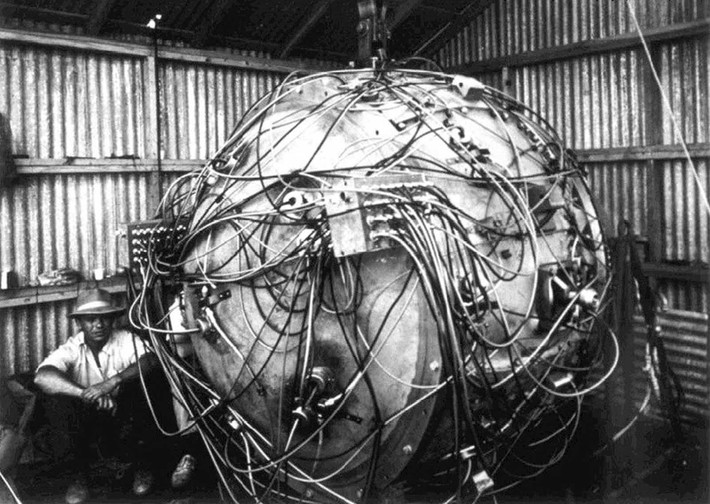 Ngày 16/7/1945 đã đi vào lịch sử nhân loại khi Mỹ tiến hành thử thành công bom hạt nhân đầu tiên mang mật danh Trinity. Vụ thử bom nguyên tử này được coi là khởi đầu kỷ nguyên bom hạt nhân của nhân loại.