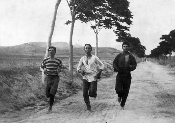 Ba người đàn ông tham gia cuộc chạy marathon tại Thế vận hội năm 1896.