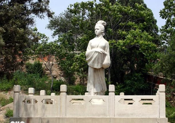 Dân gian Trung Quốc lưu truyền truyền thuyết ly kỳ và bi thương về nàng Mạnh Khương Nữ tìm chồng ở Vạn Lý Trường Thành.