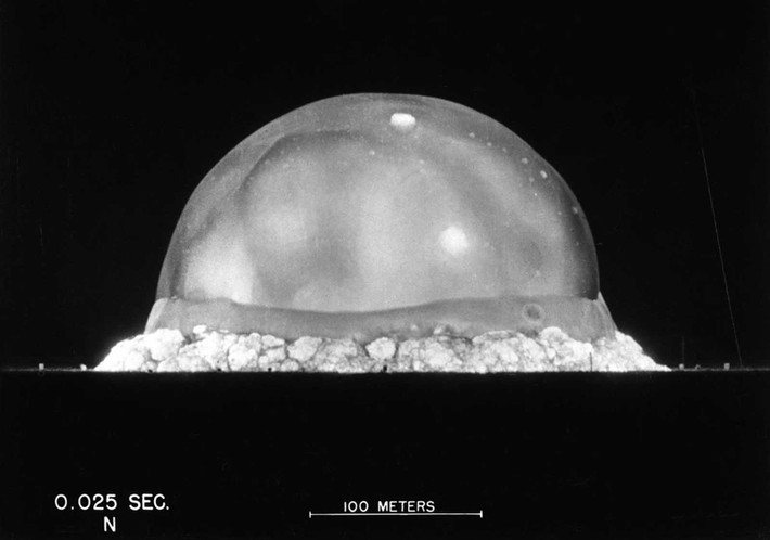 Mỹ đã cho nổ bom hạt nhân The Gadget ở gần thành phố San Antonio, bang New Mexico lúc 9h sáng ngày 16/7/1945. Theo đó, vụ nổ tạo ra một đám mây hình nấm khổng lồ với chiều cao 12.000m.