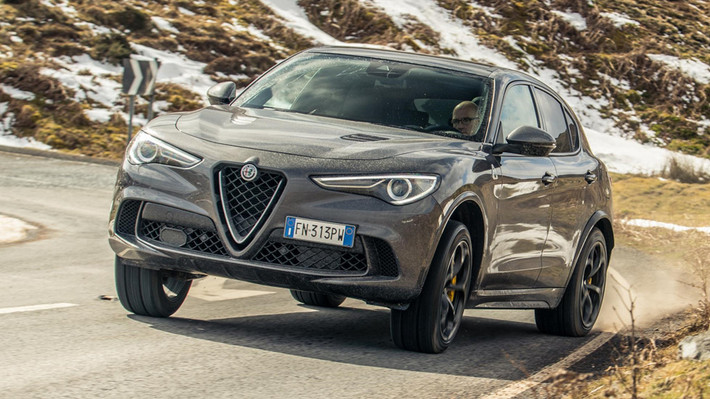 4. Alfa Romeo Stelvio Quadrifoglio: Chiếc SUV Alfa Romeo Stelvio Quadrifoglio chia sẻ khung gầm với mẫu saloon Giulia. Dưới nắp capo là khối động cơ V6 2.9 lít tăng áp, có đầu ra công suất 503 mã lực và 599,2 Nm mô-men xoắn. Khả năng tăng tốc 0-100 km/h trong 3,8 giây. Alfa Romeo Stelvio Quadrifoglio sẽ được bán vào tháng 9/2018 với mức giá 97.907 USD.