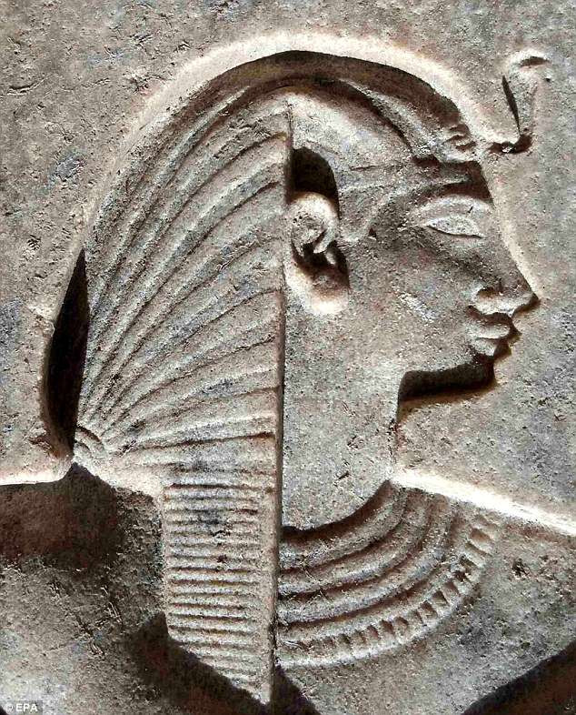 Những mảnh vỡ đầu tiên của pho tượng tạc pharaoh Ai Cập Psamtik I được tìm thấy lần đầu vào tháng 3/2017.