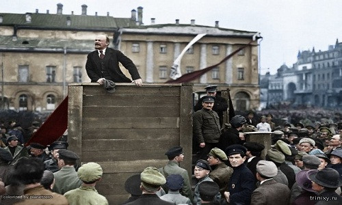 Lãnh tụ Lenin phát biểu trước đám đông ngày 5/5/1920. Đây là một trong số những bức ảnh đáng chú ý về tình hình nước Nga hơn 100 năm trước.