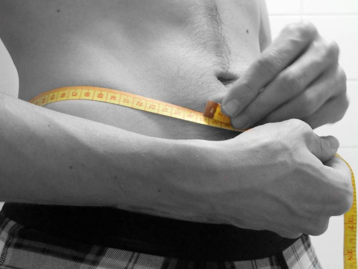 Kể từ năm 2008, “The Metabolaw” ra đời và được áp dụng ở Nhật Bản. Chính phủ Nhật Bản ban hành điều luật này nhằm nỗ lực chống lại tình trạng béo phì phổ biến. Theo đó, người trong độ tuổi từ 40 - 75, vòng eo không được quá 86 cm đối với nam và 89 cm đối với nữ. Nếu trong tình trạng quá cân thì người đó sẽ được hỗ trợ trị liệu y tế đặc biệt để kiểm soát cân nặng.