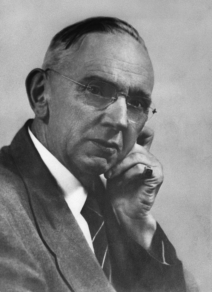 Nhà tiên tri Edgar Cayce nổi tiếng lịch sử với tài tiên tri ở nhiều lĩnh vực với độ chính xác cao. Trong đó, ông đưa ra không ít dự đoán chính xác về các sự kiện, nhân vật lịch sử và hướng đi của nhân loại trong tương lai.