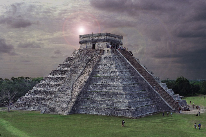 Chichen Itza nằm ở phía nam Mexico. Trong khoảng thời gian từ năm 600-1250, Chichen Itza là trung tâm kinh tế, chính trị, tôn giáo và cả quân sự của đế chế Maya với khoảng 50.000 cư dân sinh sống.