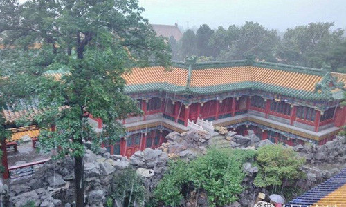 Theo ước tính, Tử Cấm Thành có hơn 10 nghìn gian phòng. Các công trình bên trong Tử Cấm Thành được xây dựng từ những vật liệu rất lớn và nặng như những khối đá nặng hơn 300 tấn.