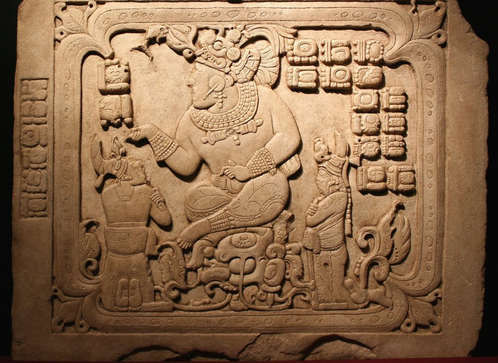 Những vị vua của người Maya có vai trò quan trọng trong mọi mặt đời sống xã hội. Họ đưa ra mọi quyết sách quan trọng về kinh tế, chính trị, văn hóa...