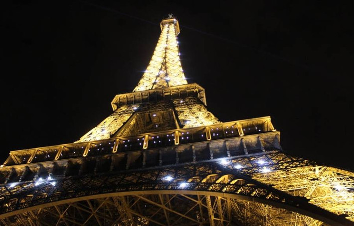 Tháp Eiffel là một trong những công trình nổi tiếng nhất thế giới nằm ở thủ đô Paris, Pháp. Tuy nhiên, bạn sẽ vi phạm bản quyền nếu chụp ảnh tháp Eiffel vào buổi tối.