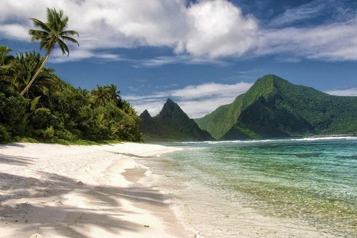 Công viên quốc gia American Samoa, thuộc Mỹ. Nếu bạn định tới thăm nơi đây, hãy cân nhắc kế hoạch nghỉ dưỡng với dịch vụ homestay của công viên, dịch vụ này sẽ đưa bạn tới các gia đình Samoa, họ sẽ đón chào và dạy bạn về lịch sử cũng như văn hóa nơi đây.