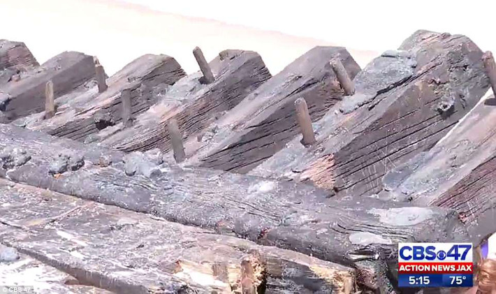 Các nhà nghiên cứu cho biết họ không được phép di chuyển thân tàu vì nó là tài sản của bang Florida.